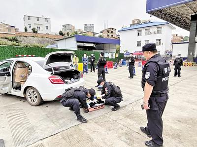 圖為民警對重點車輛是否攜帶毒品進行檢查。省禁毒委供圖