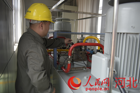 黃壁莊水庫事務中心工作人員在檢查溢洪道表口工作閘門啟臂機。人民網祝龍超攝