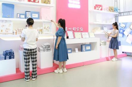多樣的高陽紡織產品吸引大家關注。班靜怡攝