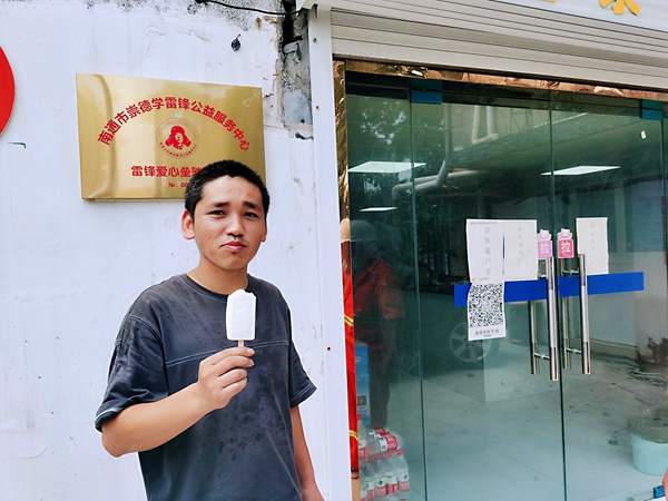 2過路司機在驛站冷飲。人民網記者王繼亮攝.jpg