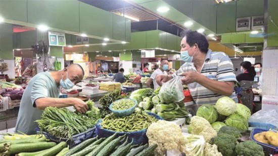 無錫市民在沁揚市場和往常一樣購買農副產品。宗曉東攝