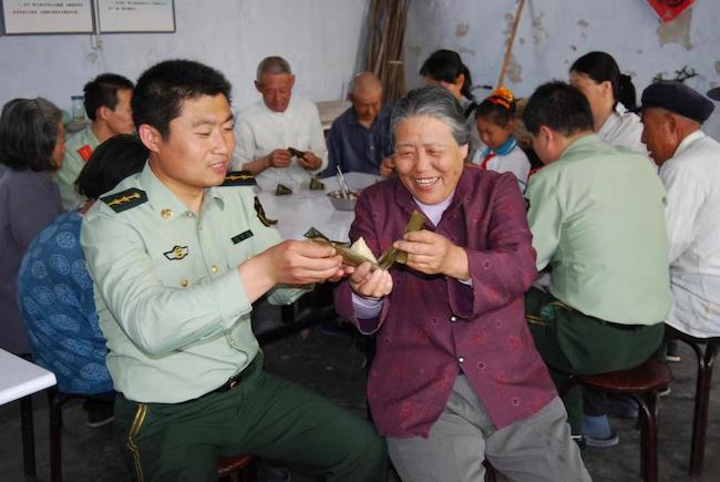 趙德恒與孤寡老人共度端午佳節 。 濱州市公安局海岸警察支隊岔尖派出所供圖