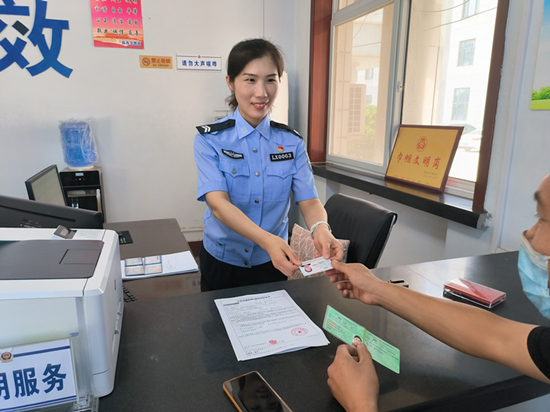 張靜正在為群眾辦理業務。 趙凱攝