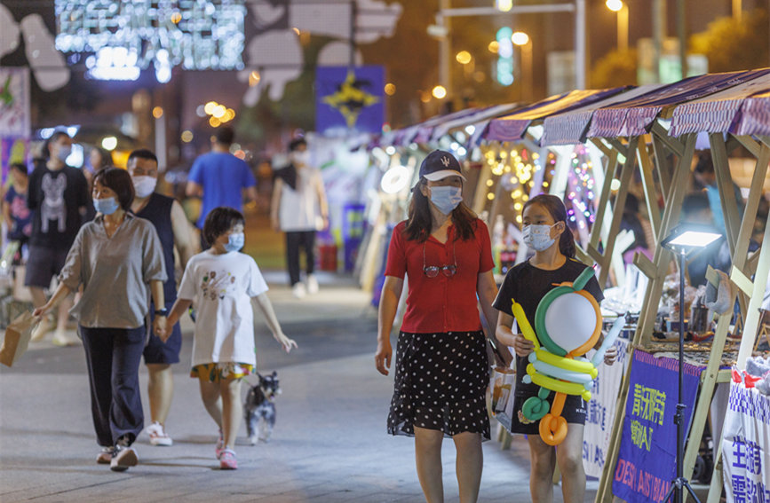 青年無限宇宙潮動市集匯聚眾多文創產品，豐富市民夜生活。王英浩攝