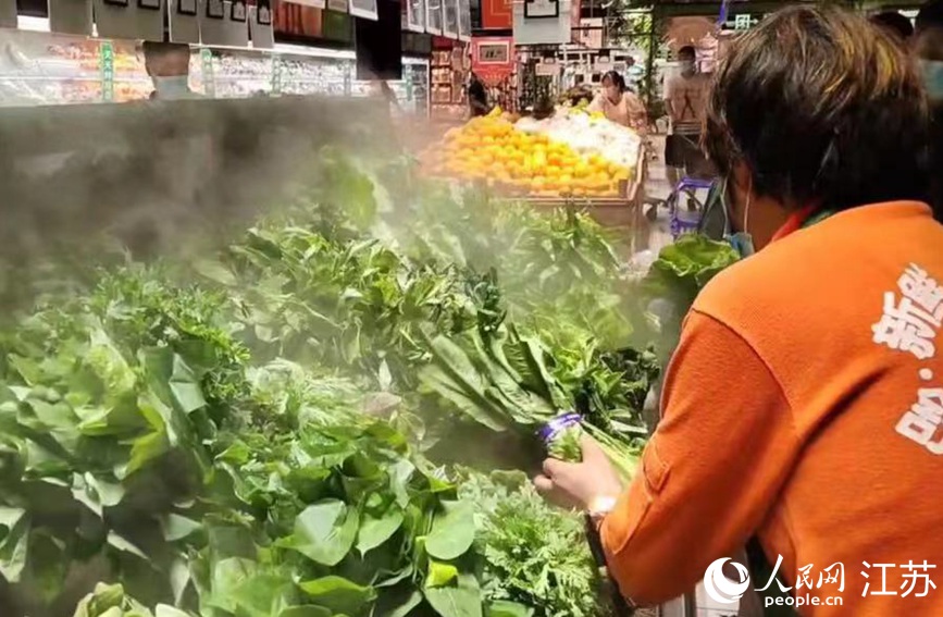 在大潤發長江北路店里，果蔬、肉蛋等生活必需品種類齊全，供應充足，市民正有序選購。無錫市委網信辦供圖