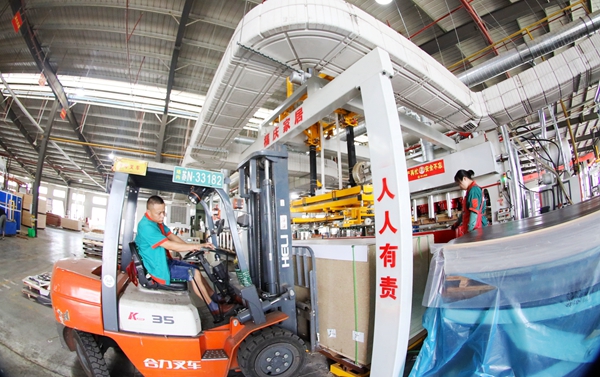沭陽縣一公司車間內一派緊張有序的繁忙景象。沭陽縣委宣傳部供圖