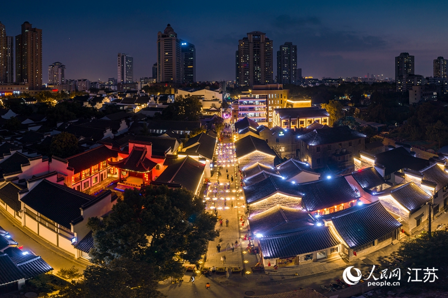 熙南里歷史文化休閑街區夜景。熙熙攝