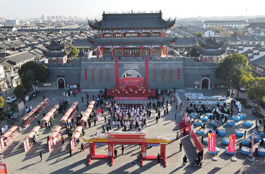 城門掛春聯，金湖沖刺“開門紅”。陳義寶攝