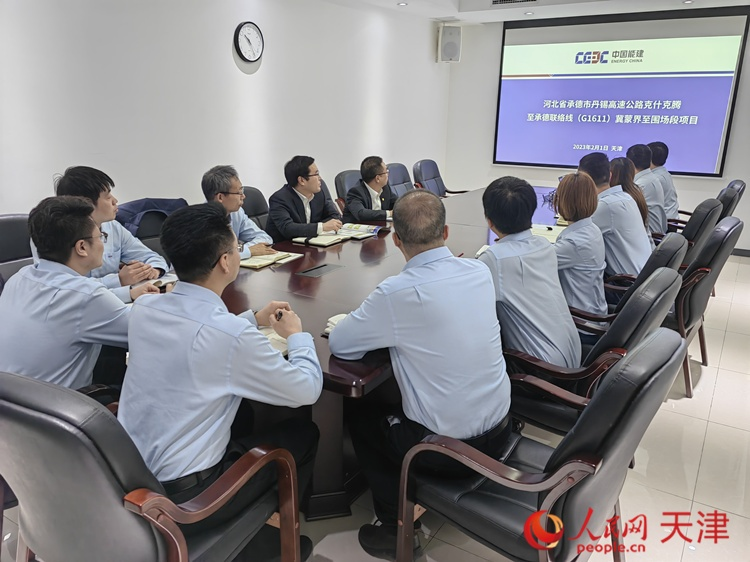 近日，中能建路橋工程有限公司領導班子成員與員工開會討論，如何根據今年的項目招聘合適的優秀人才。  人民網 孫翼飛攝