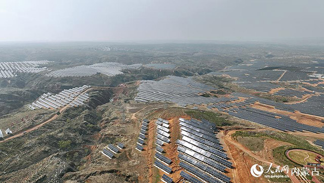 伊金霍洛旗天驕綠能50萬千瓦采煤沉陷區生態治理光伏發電示范項目。人民網 孟佳澍攝