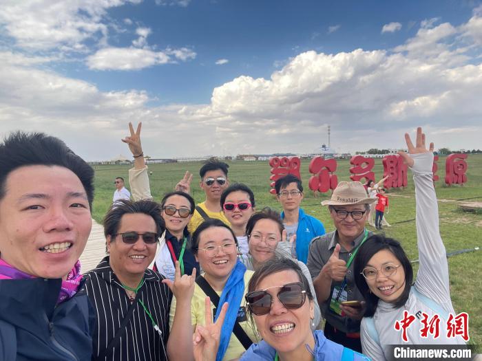 圖為臺胞在鄂爾多斯草原合影?！∪~冠賢 攝