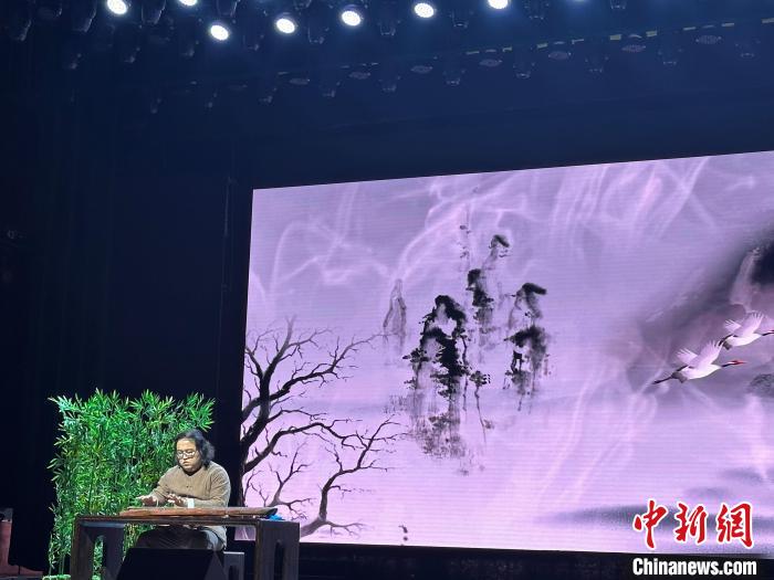 閩派古琴名家陳志強演奏一曲《流水》?！堺惥?攝