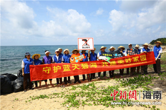 環保志愿者呼吁停止隨地扔垃圾、破壞環境等不文明行為。