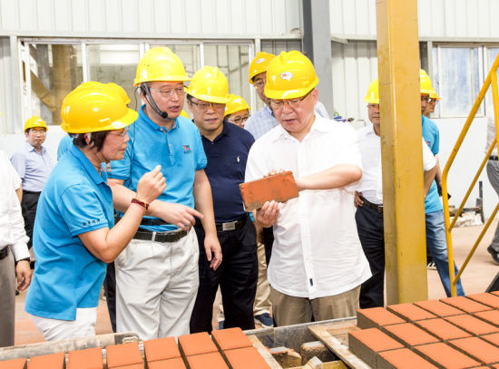 2019年6月21日下午，省長沈曉明在三亞建筑廢棄物綜合利用廠，查看用建筑廢棄物綜合處理后制成的再生水泥磚。海南日報記者 宋國強 攝