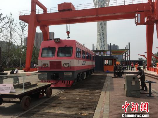 公園內的火車車廂與貨場龍門吊等工業遺跡?！「呒t超 攝