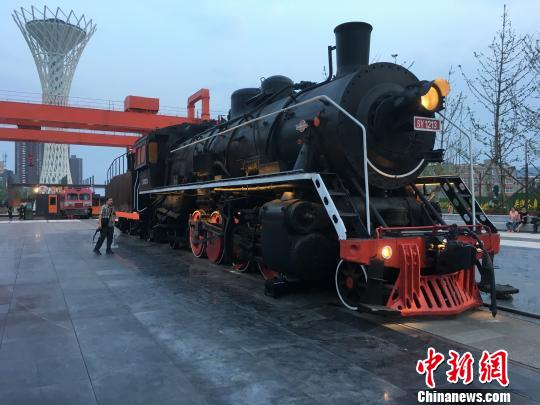 公園內保留布置了蒸汽時代火車頭?！「呒t超 攝