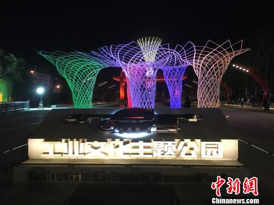 夜晚，奧運“五色樹”的燈光?！「呒t超 攝