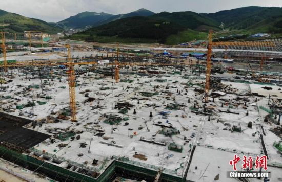 6月28日，航拍鏡頭下的河北張家口冬奧會太子城冰雪小鎮項目。太子城冰雪小鎮項目位于2022年冬奧會張家口賽區核心區，連接張家口賽區云頂和古楊樹兩個競賽場館群，建成后將承擔賽時核心區配套保障功能，提供冬奧頒獎、貴賓接待、交通換乘、休閑娛樂等服務，賽后將成為一座國際化四季度假小鎮。 中新社記者 楊艷敏 攝