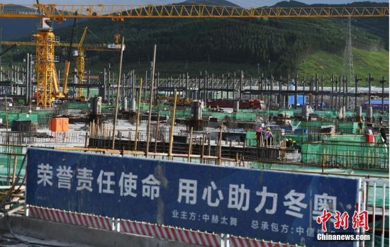 6月28日，河北張家口冬奧會太子城冰雪小鎮項目現場。太子城冰雪小鎮項目位于2022年冬奧會張家口賽區核心區，連接張家口賽區云頂和古楊樹兩個競賽場館群，建成后將承擔賽時核心區配套保障功能，提供冬奧頒獎、貴賓接待、交通換乘、休閑娛樂等服務，賽后將成為一座國際化四季度假小鎮。 中新社記者 楊艷敏 攝