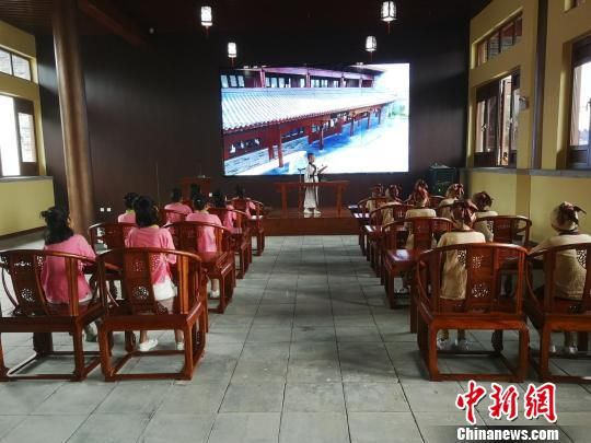 學生們在大原書院誦讀國學經典?！⊥貔i 攝