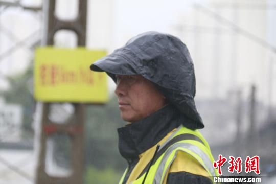 蘭州西工務段蘭州線路車間防護員雨中巡查?！⊥豕廨x 攝