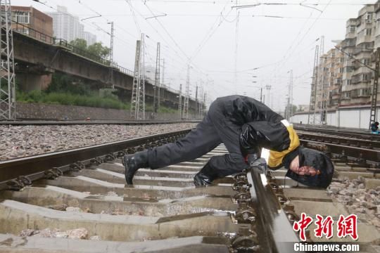 蘭州西工務段蘭州線路車間職工檢查線路幾何尺寸?！⊥豕廨x 攝