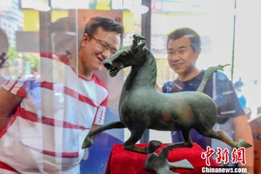 甘肅省博物館將榮登《國家寶藏》的文物銅奔馬和人頭形器口彩陶瓶搬到了絲路如意餐廳，讓顧客在餐廳內就能近距離的和文物面對面?！＄娦?攝