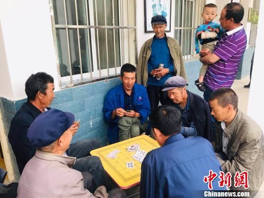圖為老年人“興趣驛站”中的棋牌組?！“瑧c龍 攝
