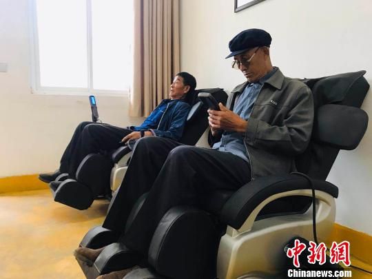 袁家壩村老年人使用按摩椅?！“瑧c龍 攝
