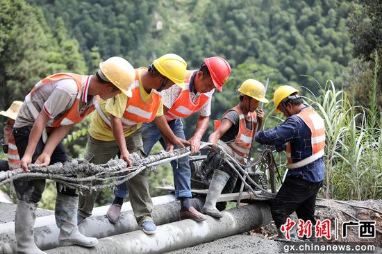 8月13日，融水苗族自治縣境內的羅融二級公路施工路段，工人們正冒著37℃的高溫在進行作業。