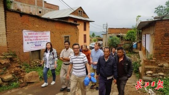 在尼泊爾，武漢市土地利用和城市空間規劃研究中心設計團隊現場踏勘。(武漢市土地利用和城市空間規劃研究中心 供圖)