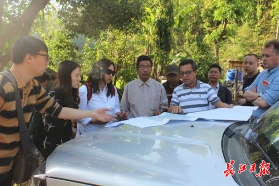 在尼泊爾，武漢市土地利用和城市空間規劃研究中心設計團隊現場踏勘。(武漢市土地利用和城市空間規劃研究中心 供圖)