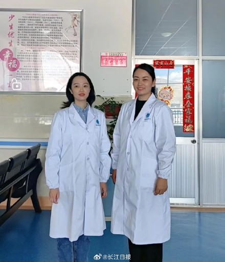 “有醫生嗎？有人暈倒了！”武漢協和醫院援藏醫療隊員聽到呼救就沖了上去