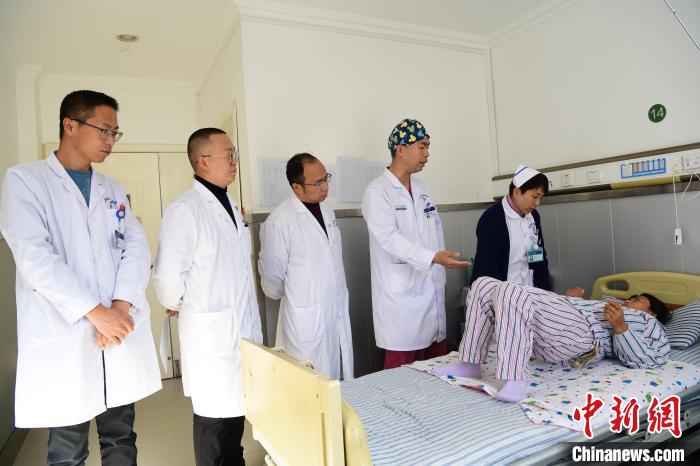 圖為何蔚副主任醫師(站右二)及團隊術后指導患者進行腰背肌鍛煉?！∝暩聛硭?攝
