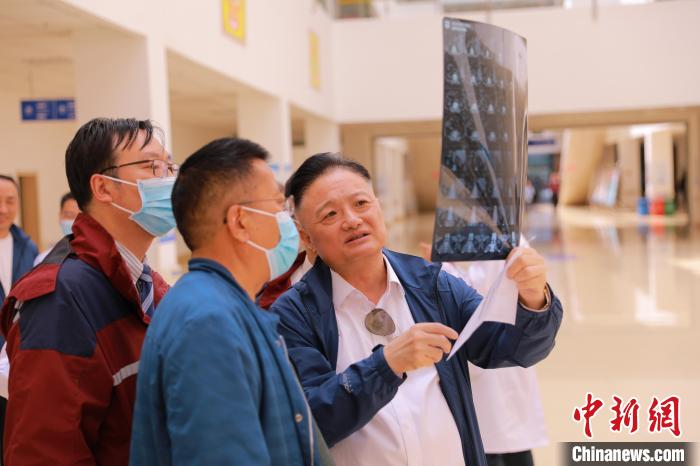 上海專家們采用“一對一”指導等方式，帶動日喀則市人民醫院科室、醫生業務水平的提升?！∩虾＝淮筢t學院供圖