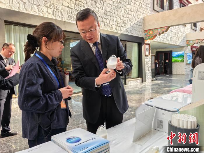 圖為簽約企業現場推介自己的產品?！≮w延 攝