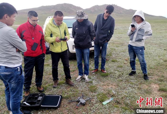 圖為綜合考察團在保護區動物調查中投入使用無人機。西藏那曲市林業和草原局供圖