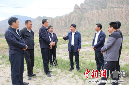 圖為黃南州有關領導現場踏勘、督導生態環保責任落實情況現場。黃宣攝