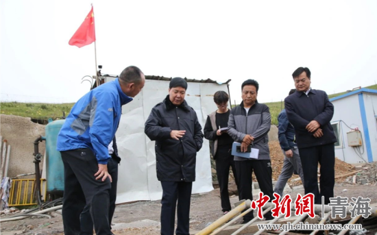 圖為黃南州有關領導現場踏勘、督導生態環保責任落實情況現場。黃宣攝