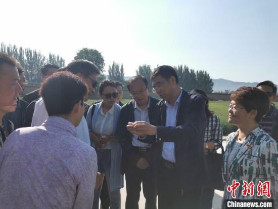 圖為杜德志在基層調研。受訪者供圖