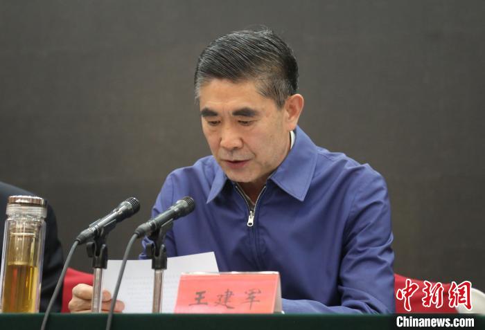 圖為青海省委書記王建軍出席會議并作講話?！執砀?攝