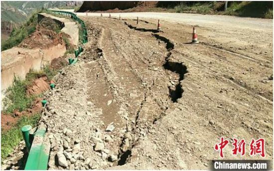 圖為發生路基下沉滑移險情的路段。果洛公路總段供圖
