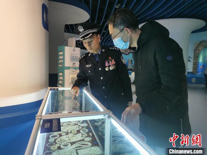 圖為森林警察為游客講解查獲這些象牙制品過程中發生的真實故事?！∥乃碱?攝