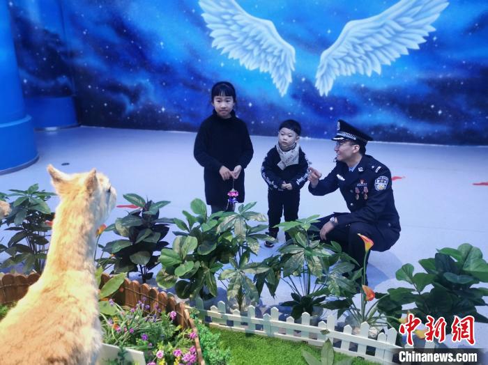 圖為森林警察為小朋友科普野生動物保護知識?！∥乃碱?攝