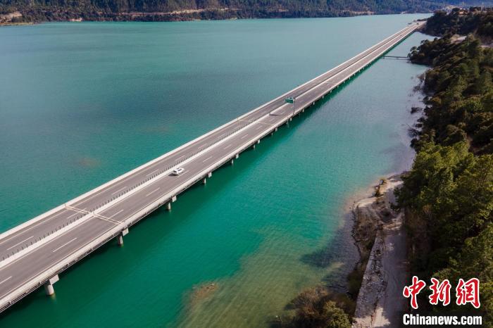 資料圖為西藏拉薩至林芝高等級公路多布湖風光?！〗w波 攝