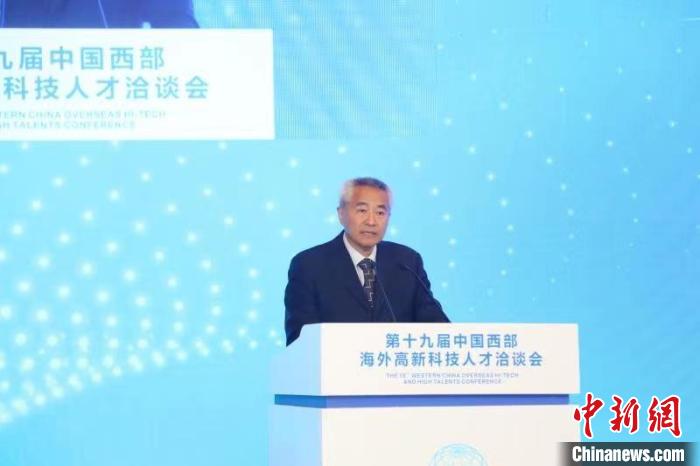 全國政協副主席、九三學社中央常務副主席邵鴻出席論壇并致辭?！∷拇ㄊ∥y戰部供圖
