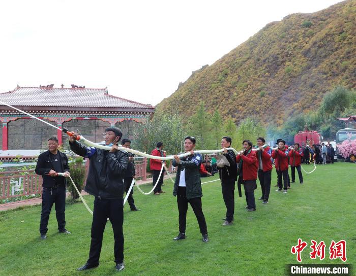 圖為護林員體驗架設水泵?！〔际猩窒乐ш?供圖