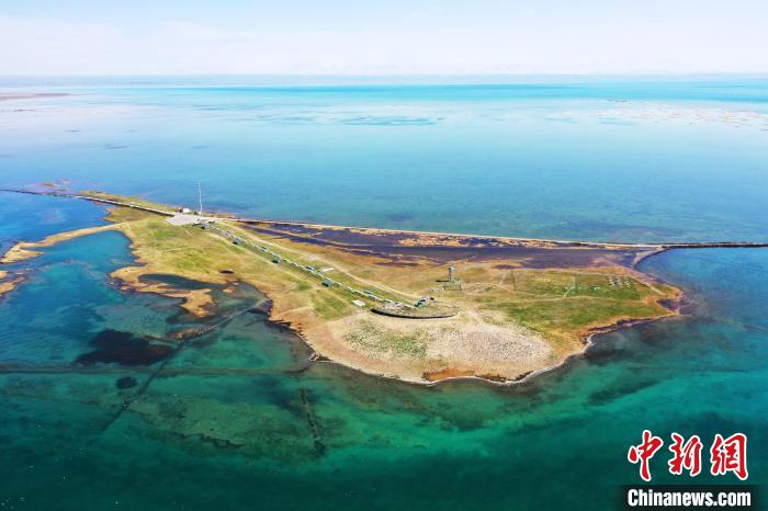 圖為無人機航拍青海湖?！≮w海梅 攝