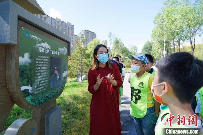 圖為小朋友在青海西寧湟水國家濕地公園內學習濕地知識?！●R銘言 攝