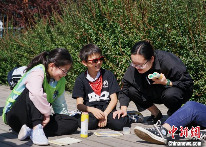 圖為小朋友在青海西寧湟水國家濕地公園內認識植物并進行繪畫?！●R銘言 攝